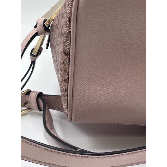 Michael‎ Kors Rose Gold Pink
Trim Metallic Signature
Monogram Rhea Zip backpack - Picture 8 of 16